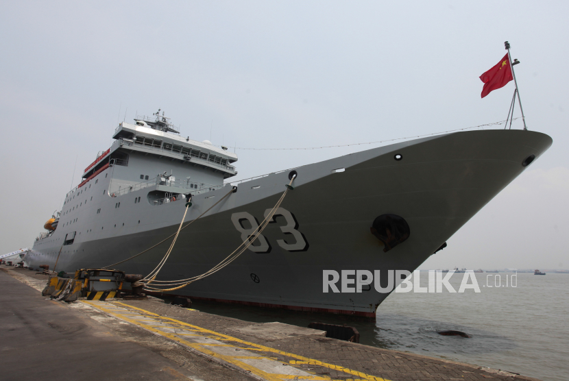 Kapal Perang Angkatan Laut Cina Sandar Di Pelabuhan Tanjung Perak