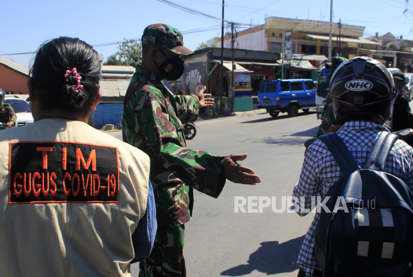 Kupang Minta Pemimpin Agama tak Berkati Nikah Selama PPKM. Tim gugus tugas COVID-19 melakukan razia protokol kesehatan mencegah terjadinya penyebaran COVID-19 di Kota Kupang, NTT, Selasa (29/6/2021). Pelaksaan razia prokes ini dilakukan karena banyak pengendara bermotor yang tidak taat prokes di tengah kasus COVID-19 di Kota Kupang yang semakin tinggi. 