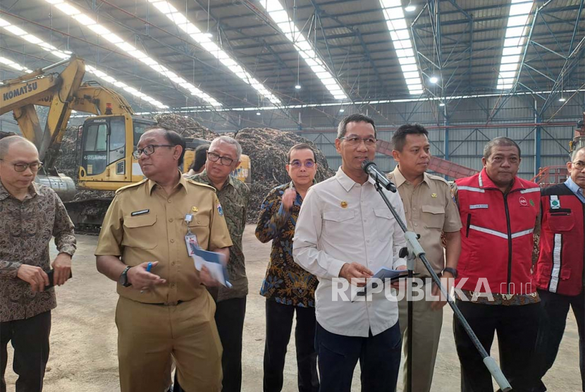 Penjabat (Pj) Gubernur DKI Jakarta, Heru Budi Hartono saat mengunjungi kawasan Bantargebang, Kota Bekasi, Jawa Barat, Selasa (27/6/2023).  