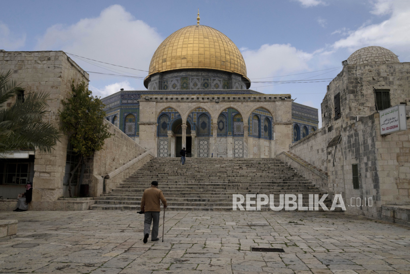 Seorang jamaah lansia Palestina berjalan menuju Kubah Batu di kompleks Masjid Al-Aqsa di Kota Tua Yerusalem, Senin, (19/1/2024).