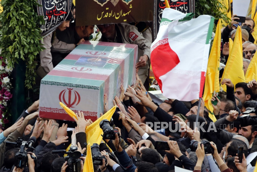 Peti mati penasihat militer Korps Pengawal Revolusi Islam Iran (IRGC) Razi Mousavi dibawa saat upacara pemakaman di Teheran, Iran, 28 Desember 2023.