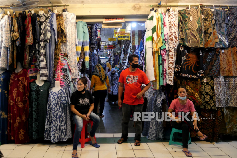 Pedagang menunggu pembeli di kawasan Pasar Beringharjo, Yogyakarta. Pandemi menyebabkan jumlah pengunjung Pasar Beringharjo menurun drastis.