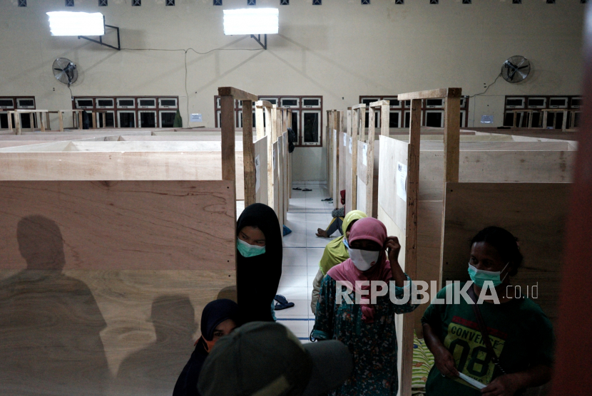 Warga berkumpul di barak pengungsian Purwobinangun, Pakem, Sleman, D.I Yogyakarta, Rabu (27/1/2021).
