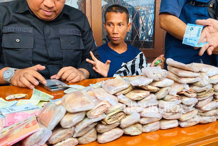 Dinas Sosial (Dinsos) Kota Bogor menjaring seorang pengemis yang didapati membawa uang puluhan jutaa rupiah pada Kamis (31/8/2023). 