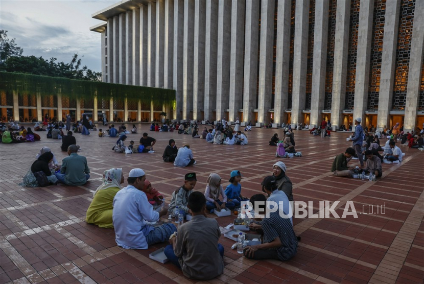  Muslims break their fast during the holy month of Ramadan at Istiqlal mosque in Jakarta, Indonesia, 03 April 2023. Muslims around the world celebrate the holy month of Ramadan by praying during the night time and abstaining from eating, drinking, and sexual acts during the period between sunrise and sunset. Ramadan is the ninth month in the Islamic calendar and it is believed that the revelation of the first verse in the Koran was during its last 10 nights.  