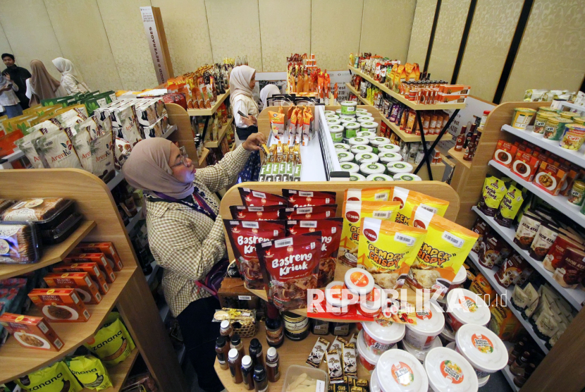 Pengunjung memilih produk makanan saat pameran Sunda Karsa Fest Karya Kreatif Jawa Barat 2025, di Trans Studio Mall dan Trans Convention Cente, Kota bandung, Kamis (17/7/2025). Kegitan yang digelar BI dan pemprov Jabar ini menampilkan beragam produk UMKM unggulan Jabar dan peragaan produk kerajinan dari Kabupaten dan kota di Jabar, acara berlangsung dari tanggal 17-20 Juli 2025.