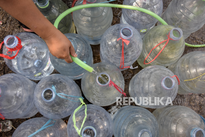 Warga mengisi air bersih ke dalam galon (ilustrasi). Pemkab Batang tidak menaikkan stataus darurat kekeringan di wilayahnya karena penyaluran air bersih masih mencukupi.