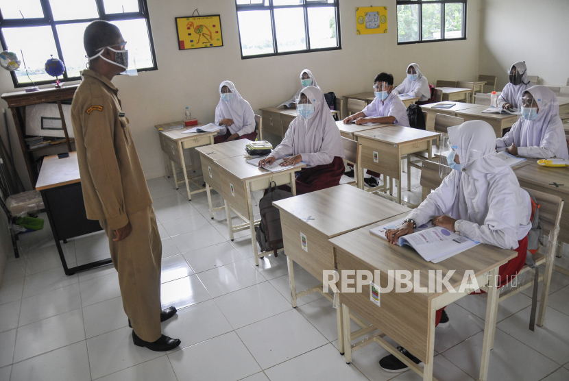 Sejumlah murid mengikuti simulasi kegiatan belajar mengajar (KBM) tatap muka di sekolah di SDN Karang Raharja 02, Cikarang, Kabupaten Bekasi, Jawa Barat