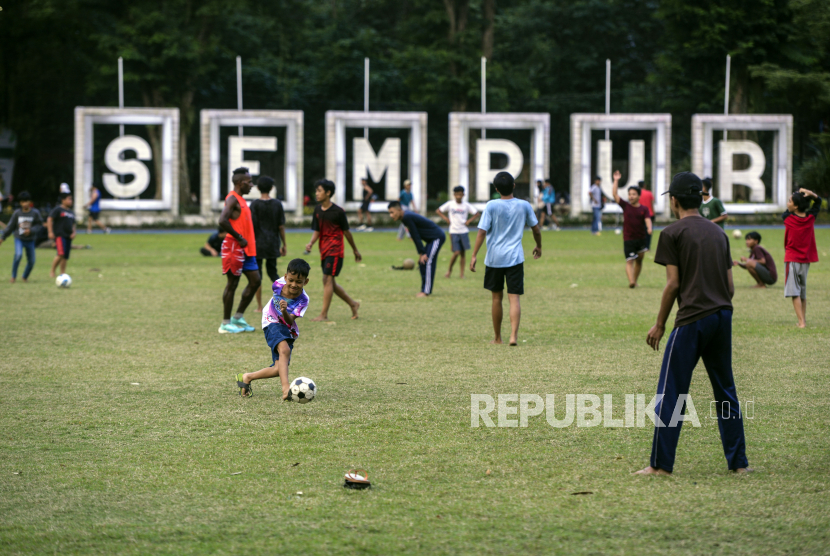 Sejumlah warga bermain bola di Taman Sempur, Kota Bogor, Jawa Barat, Sabtu (9/7/2022). Kota Bogor menargetkan penambahan RTH sebesar 0,8 hektare.