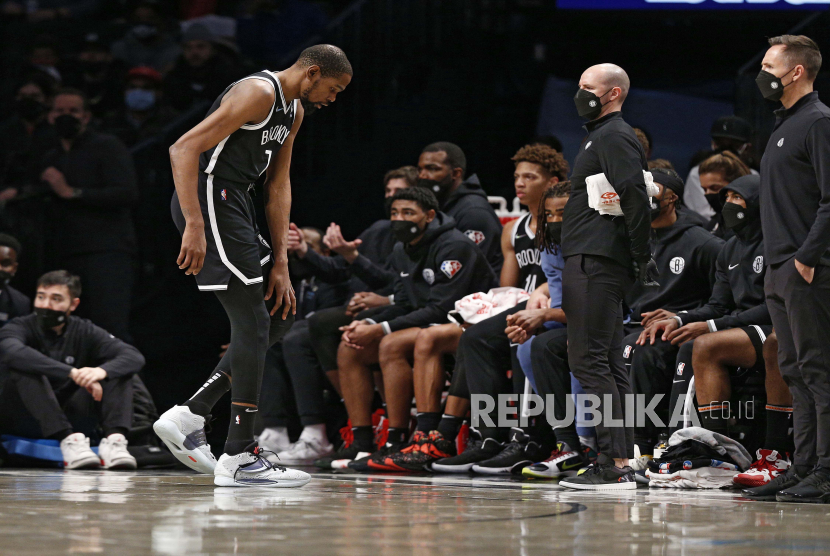 Penyerang Brooklyn Nets Kevin Durant (7) meninggalkan pertandingan setelah mengalami cedera lutut pada paruh pertama pertandingan bola basket NBA melawan New Orleans Pelicans, Sabtu, 15 Januari 2022 di New York.