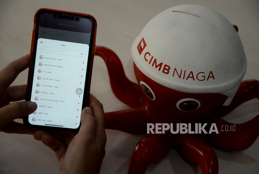 Nasabah melakukan transaksi menggunakan OCTO Mobile di Jakarta, Senin (3/4/2023). 