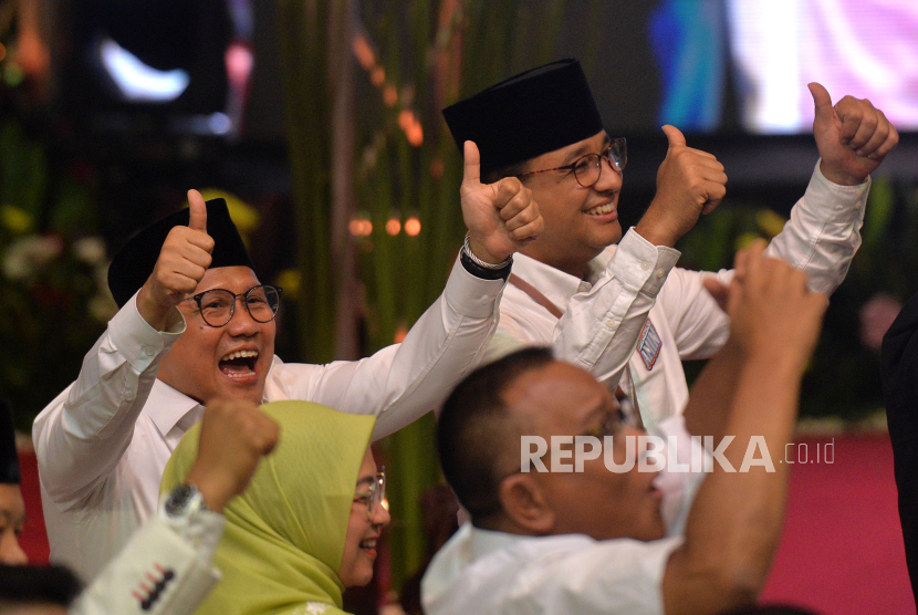 Pasangan capres Anies Rasyid Baswedan dan cawapres Abdul Muhaimin Iskandar saat hadir di acara pengundian dan penetapan nomor urut Pemilu 2024 di Gedung KPU, Jakarta Pusat, Selasa (14/11/2023).