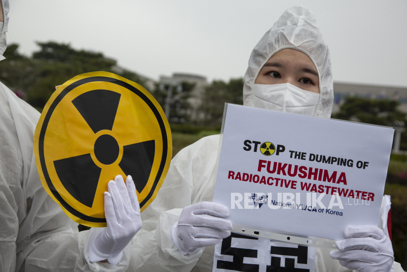 Sejumlah aktivis di Jepang melakukan protes terkait langkah Jepang yang memutuskan membuang limbah radioaktif lebih dari satu juta ton dari pembangkit nuklir Fukushima ke laut.  
