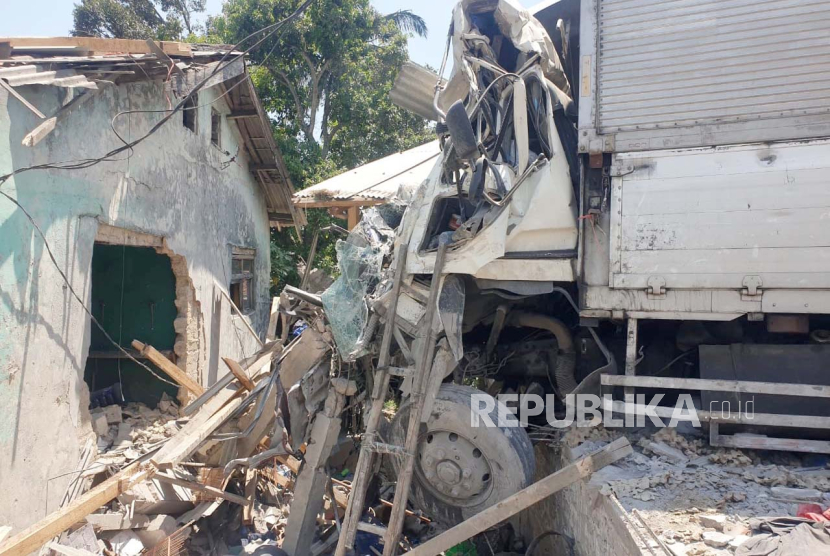 Kondisi truk tronton yang menabrak sejumlah pengendara motor dan bangunan di Jalan Raya Sukabumi, Gekbrong, Kabupaten Cianjur, Jawa Barat, Kamis (21/12/2023). 