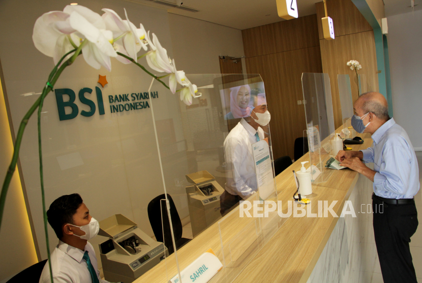 Karyawan PT Bank Syariah Indonesia Tbk (BSI) melayani nasabah di kantor BSI Regional XI Makassar di Makassar, Sulawesi Selatan. PT Bank Syariah Indonesia Tbk memperoleh peringkat A+ untuk Sukuk Mudharabah Subordinasi I tahun 2016. Pemeringkatan dilakukan oleh lembaga pemeringkat Fitch Ratings Indonesia yang diterbitkan pada 11 Februari 2022.
