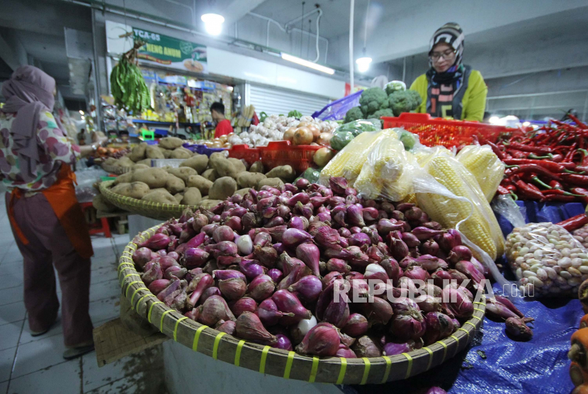 Pedagang sayuran melayani pembeli di Pasar Kosambi, Kota Bandung, pekan lalu. Bawang merah saat ini mengalami kenaikan dari Rp 40 ribu menjadi Rp 60 ribu per kilogram.