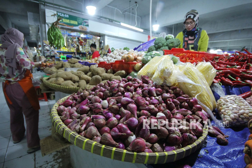 Harga bawang merah di Pasar tradisional Kota Sorong, Provinsi Papua Barat, sepekan ini mengalami kenaikan hingga mencapai Rp 100.000 per kilogram (Foto: ilustrasi pedagang bawang merah)