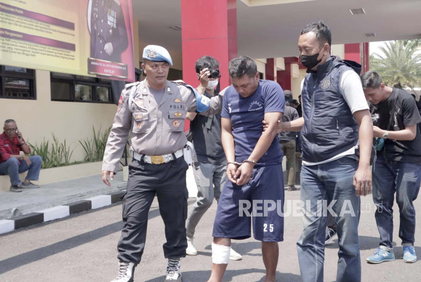 Polisi menggiring pria berinisial HS, tersangka kasus pembunuhan perempuan yang jasadnya ditemukan di kawasan bukit Cicalengka, Kabupaten Bandung, di Markas Polresta Bandung, Selasa (10/10/2023). 