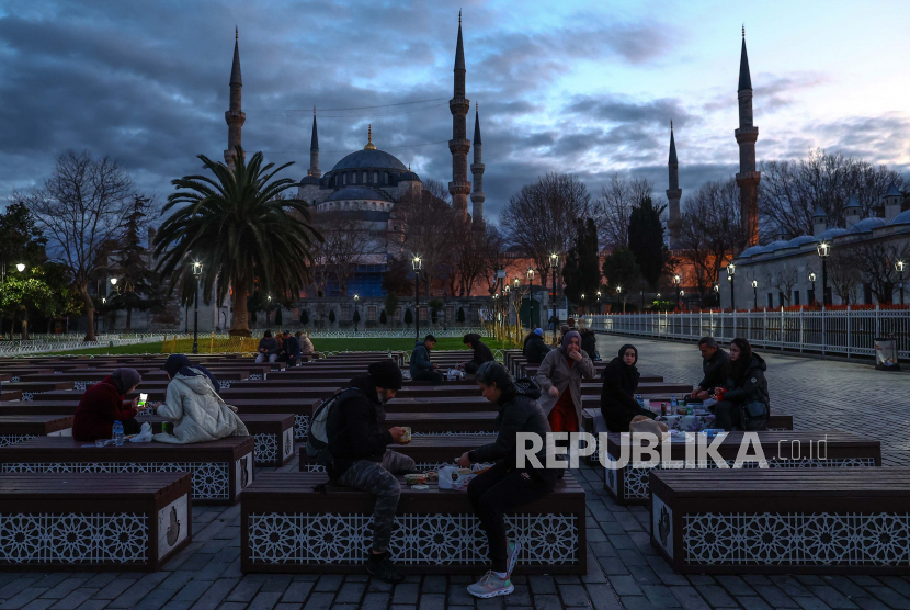 Masjid Hagia Sophia. Hagia Sophia difungsikan kembali sebagai masjid di Istanbul Turki   