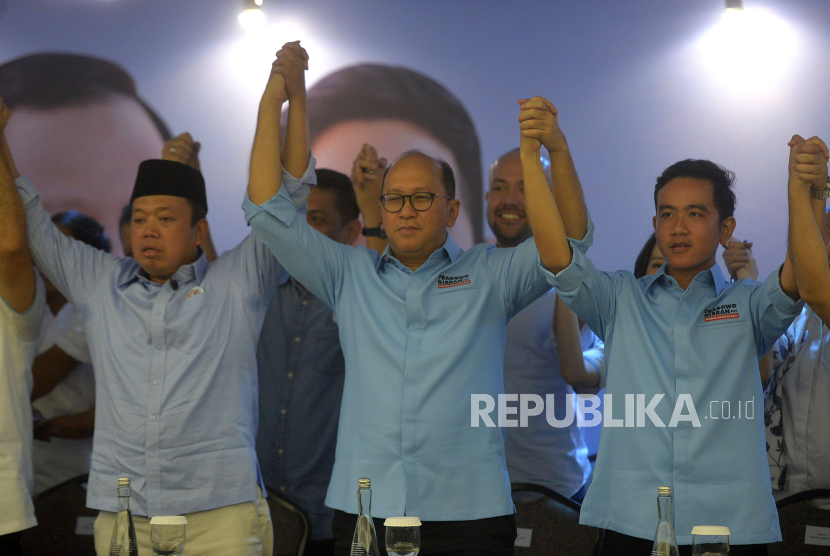 Ketua Tim Kampanye Nasional (TKN) Koalisi Indonesia Maju Rosan Roslani, Sekretaris Nusron Wahid, dan cawapres Rakabuming Raka usai mengumumkan struktur lengkap TKN di Jakarta, Senin (6/11/2023). 