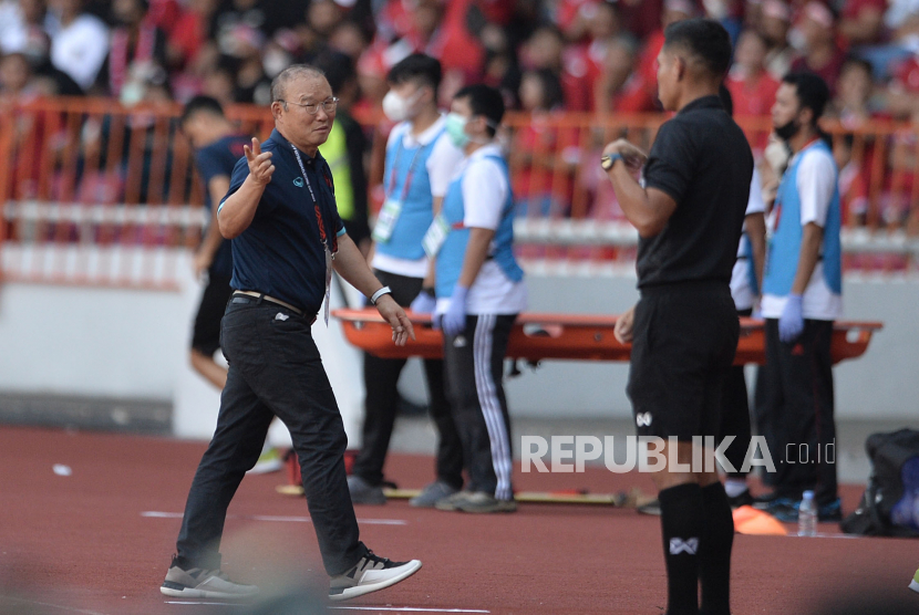 Pelatih timnas Vietnam Park Hang Seo saat pertandingan semifinal leg pertama Piala AFF 2022 melawan Indonesia di Stadion Gelora Bung Karno, Senayan, Jakarta, Jumat (6/1/2023). Pertandingan berakhir imbang dengan skor 0-0.