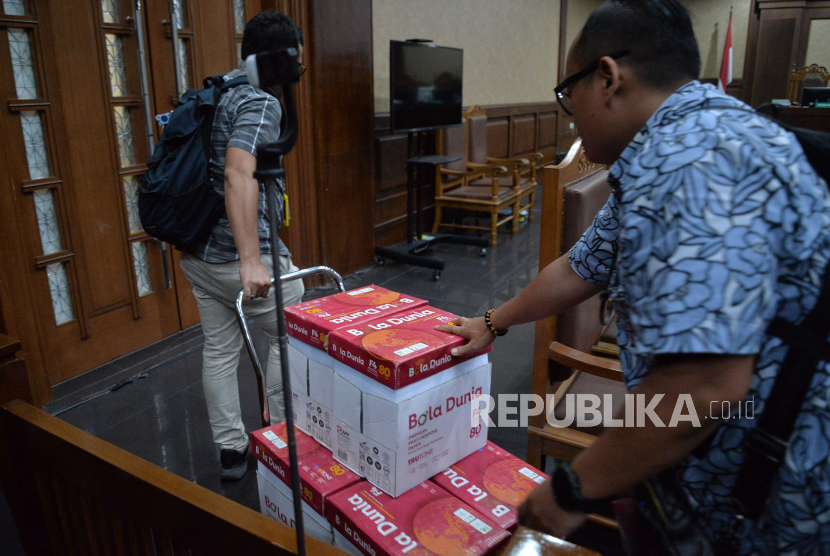 Jaksa Penuntut Umum (JPU)  KPK menyiapkan berkas surat tuntutan kasus pemerasan dan gratifikasi di Kementerian Pertanian sebelum dimulainya sidang di Pengadilan Tipikor, Jakarta, Jumat (28/6/2024). 