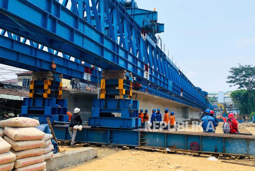 Progres pembangunan Jembatan Otista Kota Bogor. Pembangunan Jembatan Otista Bogor akan selesai dalam 2 pekan ini.