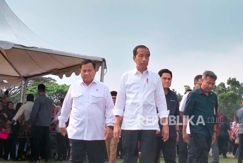 Presiden Joko Widodo bersama Menteri Pertahanan (Menhan) Prabowo Subianto didampingi Menteri BUMN Erick Thohir saat kunjungan di Pasar UMKM Lapangan Rampal, Kota Malang, Senin (24/7/2023).