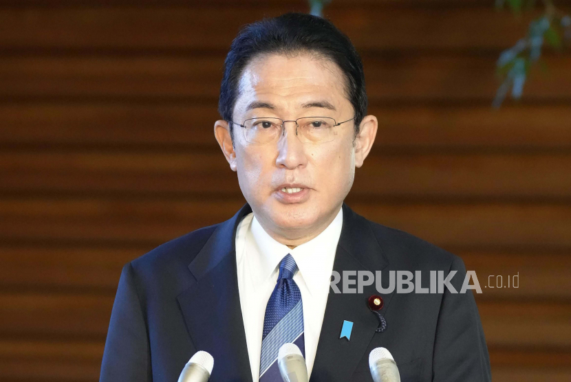  Perdana Menteri Jepang Fumio Kishida berbicara kepada wartawan tentang situasi saat ini di Ukraina. Jepang membekukan aset milik para pemimpin dan tiga lembaga keuangan negara itu.