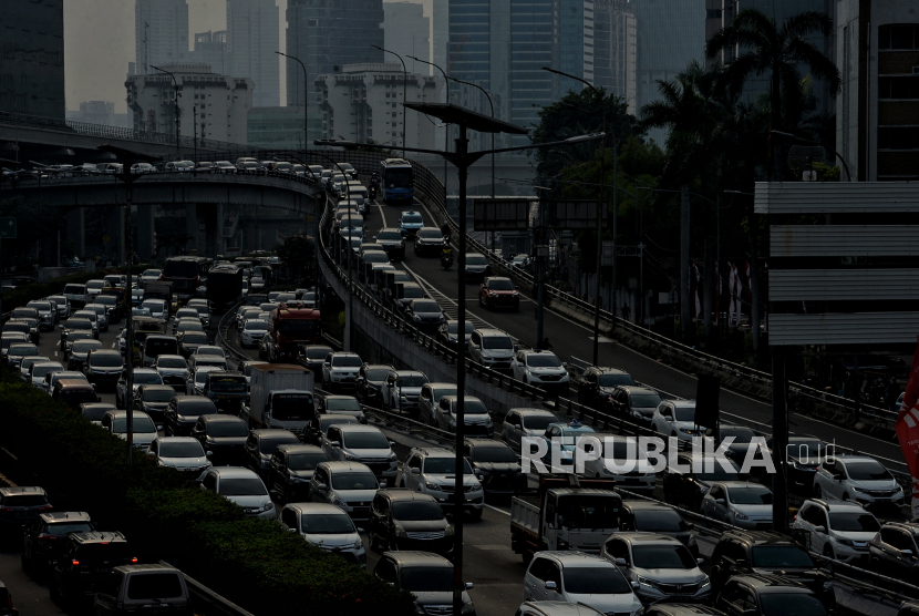 Kendaraan terjebak kemacetan di Jalan Gatot Subroto, Jakarta. Polda Metro Jaya berencana melakukan perubahan dan pergeseran jam kerja guna memecah kemacetan di DKI Jakarta. Hal tersebut sebelumnya telah didiskusikan didiskusikan dengan Pemprov DKI Jakarta, instansi pemerintah, hingga sektor swasta terkait. Republika/Thoudy Badai