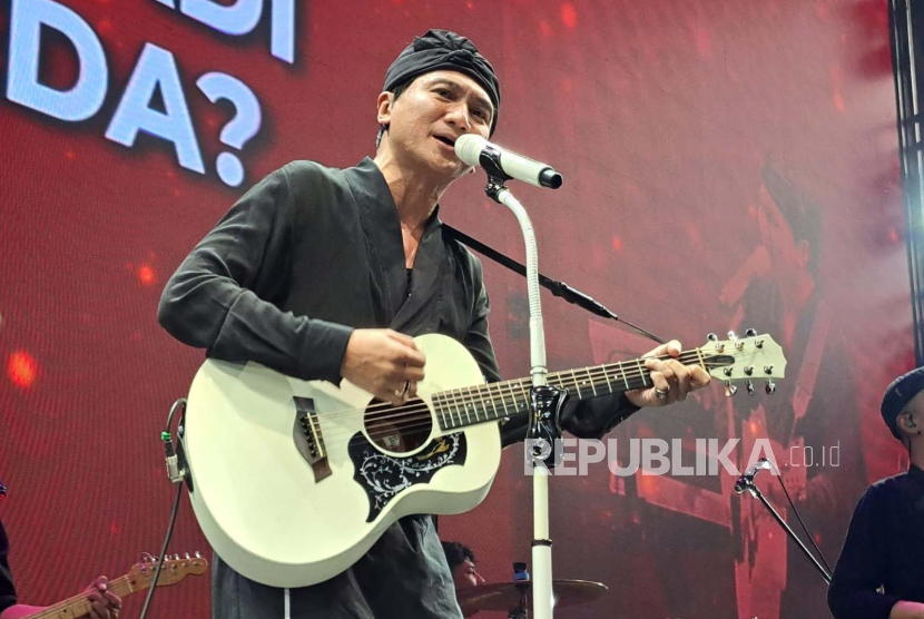 Musisi Anji menggelar mini showcase sekaligus momen peluncuran lagu berjudul Orang yang Berbeda di Live House, Kemang, Jakarta, Jumat (8/3/2024). 