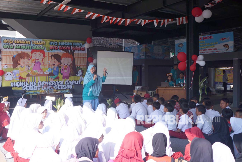 Anak-anak mengikuti kegiatan Diskannak 4G yang digelar di Sentra Kuliner Ikan Garut, Kecamatan Tarogong Kaler, Kabupaten Garut, Jawa Barat, Rabu (23/8/2023). 