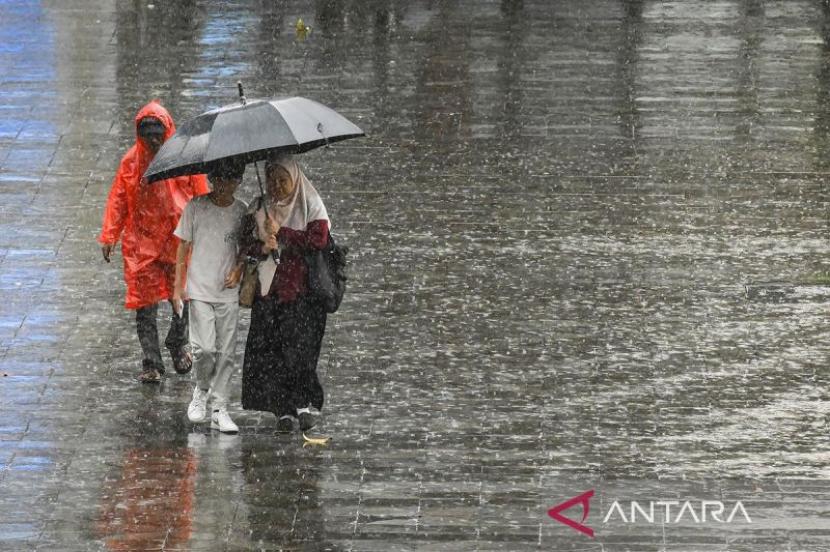 Jakarta diperkirakan hujan pada Minggu sore hingga malam.