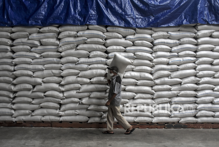 Pekerja melakukan bongkar muat beras di Komplek Pergudangan Bulog, (ilustrasi).  Pemerintah bakal segera memiliki cadangan pangan pokok yang akan dikelola oleh Perum Bulog dan ID Food. 