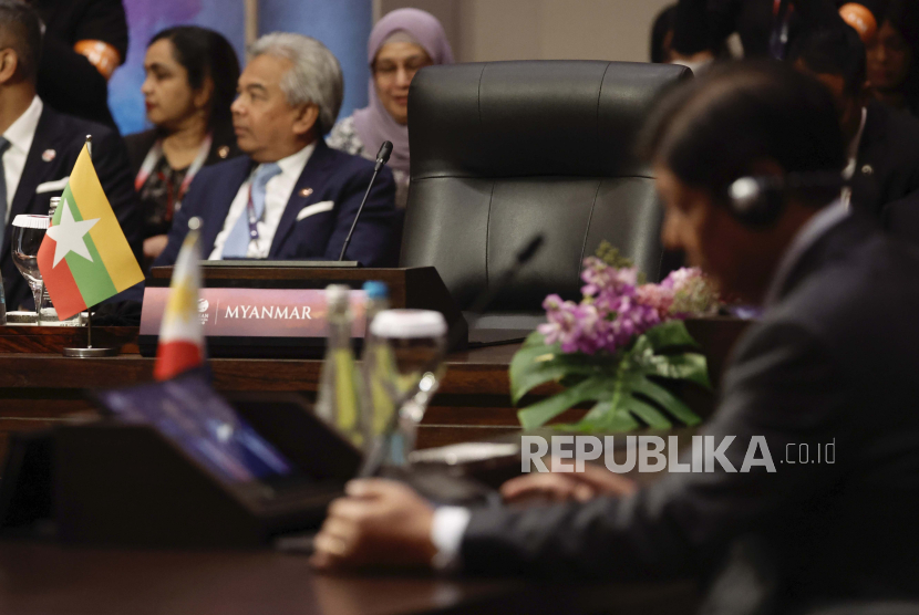 Kursi yang diperuntukkan bagi pemimpin Myanmar dibiarkan kosong saat sidang paripurna KTT Perhimpunan Bangsa-Bangsa Asia Tenggara (ASEAN) di Jakarta, Indonesia, Selasa, 5 September 2023.