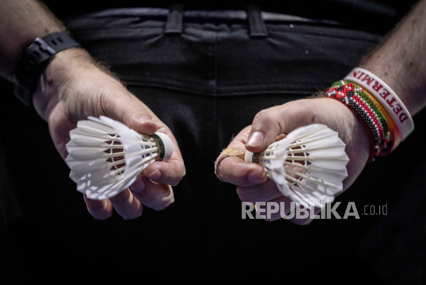Seorang ofisial memegang shuttlecock dalam sebuah turnamen bulu tangkis internasional. (ilustrasi)