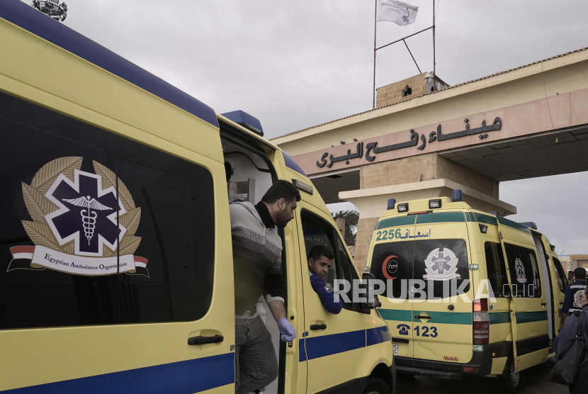 Seorang petugas kesehatan Mesir meninggalkan ambulansnya, di mana ia mengangkut jenazah warga Palestina yang meninggal di rumah sakit Mesir setelah terluka akibat perang di Gaza, saat ia menunggu untu