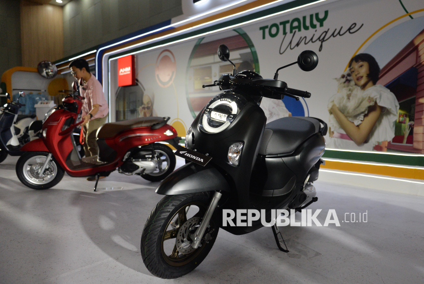 Generasi terbaru New Honda Scoopy dipajang saat peluncuran di Cikarang, Jawa Barat, Selasa (5/11/2024).