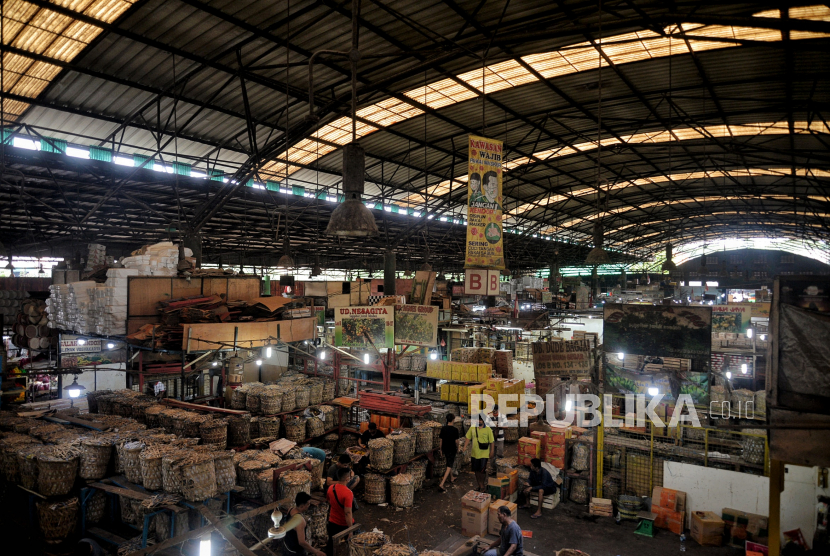 Pedagang beraktivitas di Pasar Induk Kramat Jati di bawah PD Pasar Jaya. Kabar mengenai mantan preman Tanah Abang Hercules yang diangkat menjadi tenaga ahli PD Pasar Jaya mengemuka.