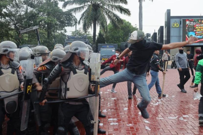 Polda Banten latih personel hadapi eskalasi penyampaian aspirasi.