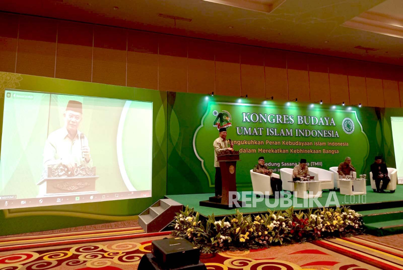 Menteri Koordinator Bidang Pembangunan Manusia dan Kebudayaan Muhadjir Effendy menyampaikan sambutan saat menghadiri Kongres Budaya Umat Islam Indonesia yang digelar MUI di Gedung Sasana Kriya TMII, Jakarta, Rabu (26/7/2023). 