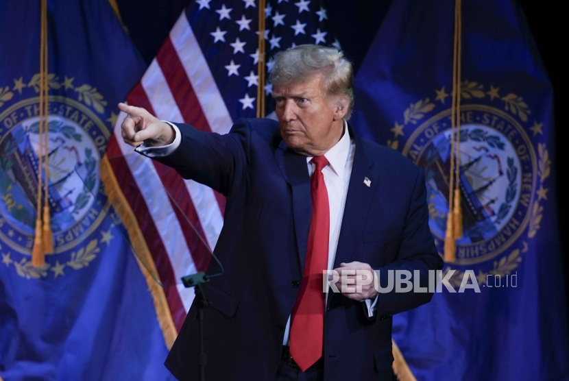 Kandidat presiden dari Partai Republik Donald Trump menunjuk ke arah penonton saat acara kampanye di Rochester, N.H., Ahad, 21 Januari 2024.