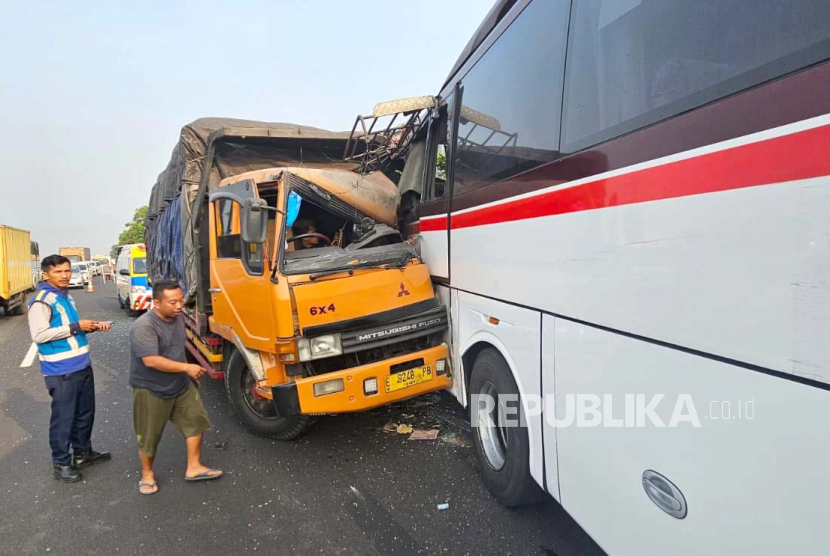 Truk menabrak bagian belakang bus Primajasa di kilometer 136 jalur A Tol Purbaleunyi, Kota Bandung, Jawa Barat, Kamis (9/11/2023).
