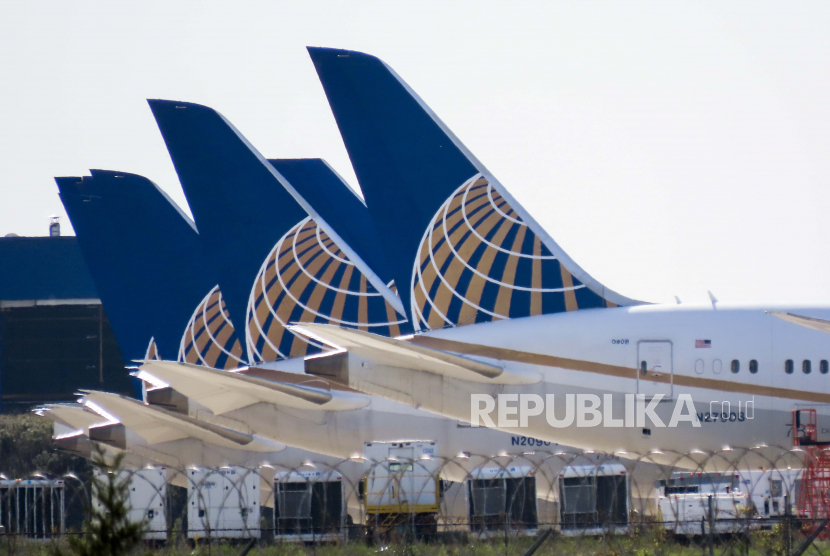 Pesawat-pesawat United Airlines berbaris di Bandara Internasional O