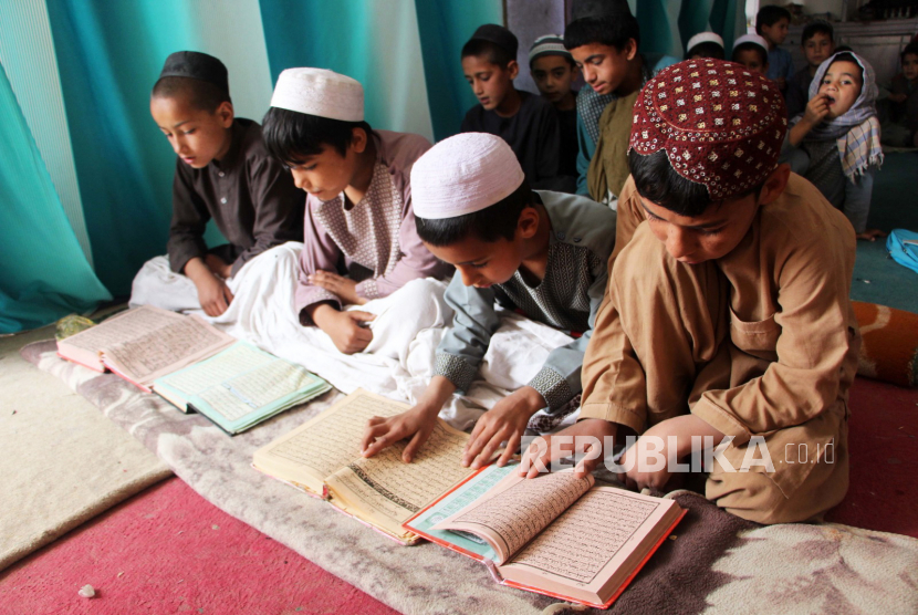  Anak-anak Afghanistan membaca ayat-ayat Alquran di sebuah masjid pada bulan puasa Ramadhan, di Kandahar, Afghanistan, Selasa (28/3/2023).