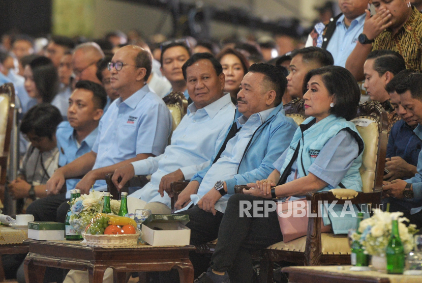 Calon Presiden nomor urut 2 Prabowo Subianto bersama Ketua Umum Aliansi Advokat Indonesia Otto Hasibuan dan Ketua Tim Kampanye Nasional (TKN) Rosan P Roeslani saat menghadiri acara Deklarasi Nasional Aliansi Advokat Indonesia di Balai Kartini, Jakarta, Jumat (26/1/2024). Aliansi Advokat Indonesia resmi mendukung serta turut memperjuangkan pasangan Prabowo-Gibran sebagai Presiden dan Wakil Presiden 2024-2029.