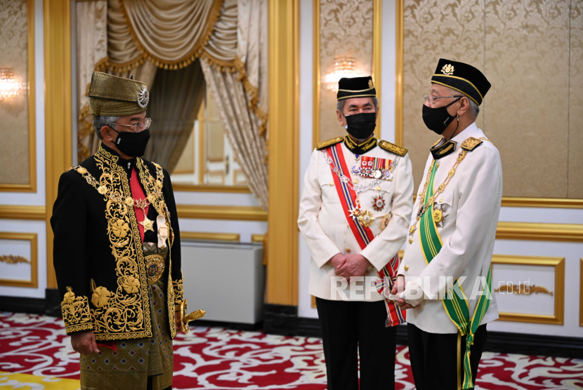 Sebuah foto selebaran yang disediakan oleh Departemen Informasi Malaysia menunjukkan Raja Malaysia Sultan Abdullah Sultan Ahmad Shah (kiri) mengobrol dengan Perdana Menteri Malaysia Ismail Sabri (kanan) selama upacara pembukaan masa jabatan keempat sesi parlemen ke-14 di Kuala Lumpur, Malaysia , Senin (13/9).