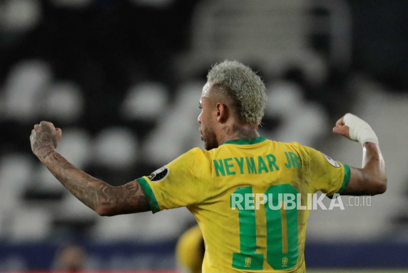 Pemain Brasil Neymar Jr merayakan kemenangan di akhir pertandingan sepak bola semifinal Copa America 2021 antara Brasil dan Peru di Rio de Janeiro, Brasil, 05 Juli 2021.