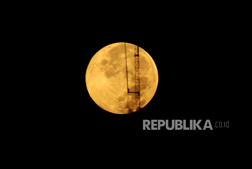 Bulan purnama perige (supermoon) menghiasi langit Kota Bekasi, Jawa Barat, Rabu (8/4/2020). Badan Meteorologi Klimatologi dan Geofisika (BMKG) menyebutkan bulan punama perige 8 April bulatan bulan berukuran cukup besar dibandingkan biasanya karena pada malam itu bulan sedang menuju jarak terdekatnya dari bumi dan merupakan puncak supermoon pada tahun 2020 ini