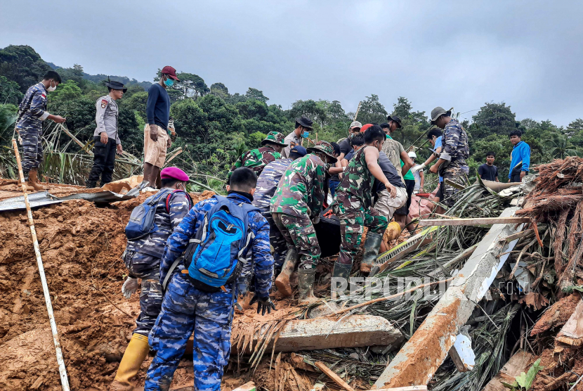 Sejumlah petugas SAR gabungan mengevakuasi jenazah korban bencana tanah longsor di Kampung Molon, Desa Pangkalan, Kecamatan Serasan, Kabupaten Natuna, Kepulauan Riau, Rabu (8/3/2023). Berdasarkan data dari tim gabungan tanggap bencana Serasan dan Serasan Timur hingga Rabu (8/3/2023) pukul 10:30 WIB, sebanyak 12 orang dinyatakan meninggal, 42 orang hilang, 1.216 orang mengungsi dan 30 rumah tertimbun material longsor. 
